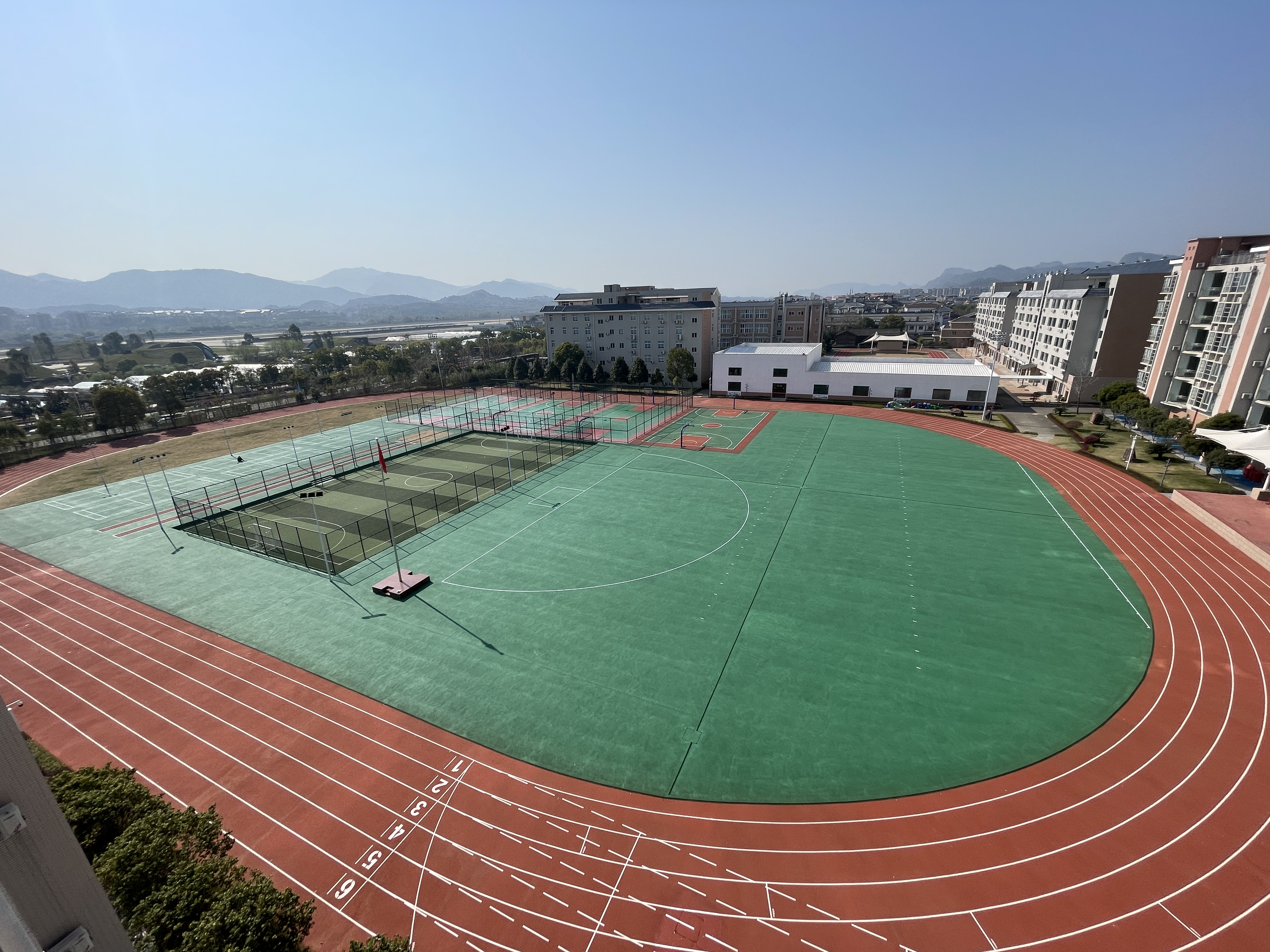 ����ɽ�����ѧУ���ܵ�+��PU�򳡡�